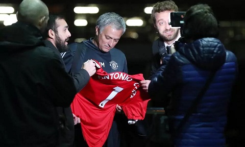Mourinho ký vào chiếc áo có tên Conte. Ảnh: Sun.