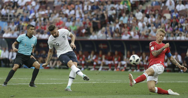 Pha bỏ lỡ đáng tiếc của Giroud. Ảnh: AP.