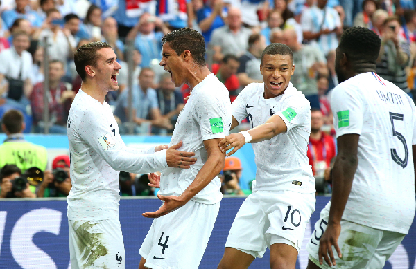 Varane (số 4) mừng bàn thắng với đồng đội. Ảnh: Reuters.