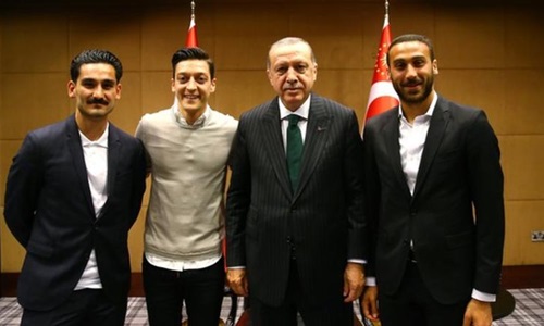 Bức ảnh Ozil và Gundogan chụp chung với Tổng thống Thổ Nhĩ Kỳ. Ảnh: Reuters.