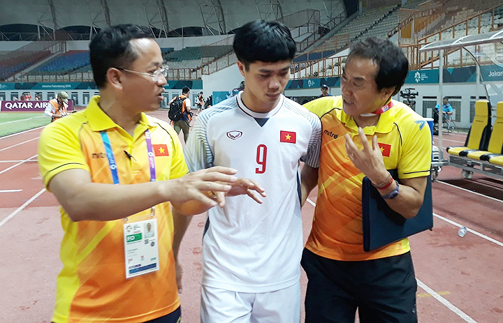 Trợ lý Lee Young-jin (phải) nhờ trợ lý ngôn ngữ Huy Khoa phiên dịch khi nói chuyện cùng Công Phượng sau trận đấu giữa Việt Nam và Nepal tối 16/8.