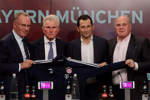 Bộ ba quyền lực của Bayern cùng xuất hiện khi bổ nhiệm Heynckes (thứ hai từ trái sang) năm 2017. Ảnh: DS