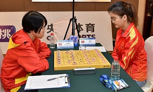 Hoàng Yến (trái) đụng Đường Đan ở ván cuối. Ảnh: IMSA.