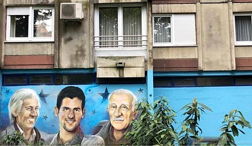 Bức tranh trên tường bên ngoài căn hộ của Djokovic trong vụ đánh bom ở Belgrade năm 1999.