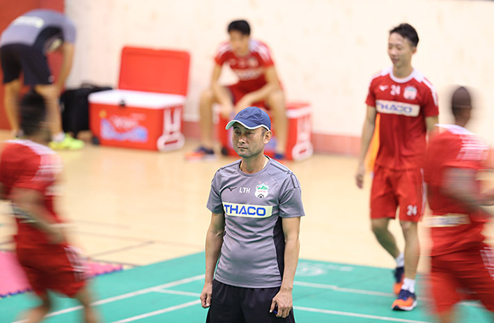 HLV Lee Tae-hoon và các cầu thủ tập trong nhà thi đấu ở Nam Định vì mặt sân chính Thiên Trường phải giữ cho trận đấu do trời mưa bão. Ảnh: Đức Đồng.