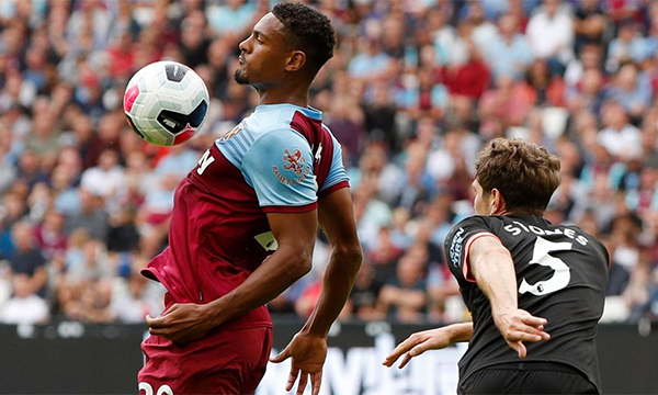 Tân binh Haller (trái) của West Ham chơi xông xáo trong trận ra mắt Ngoại hạng Anh. Ảnh: Premier League.
