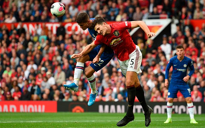 Maguire (số 5) góp phần giúp Man Utd giữ sạch lưới. Ảnh: Reuters.
