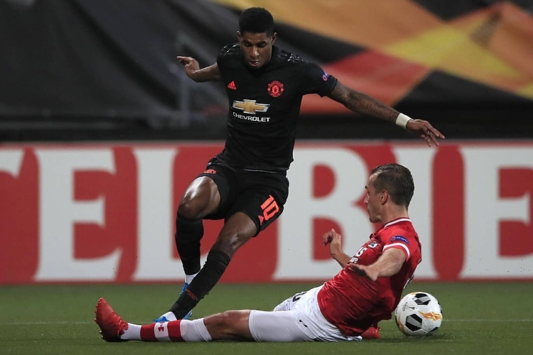 Tình huống Rashford đòi phạt đền trong cấm địa. Ảnh: AP.