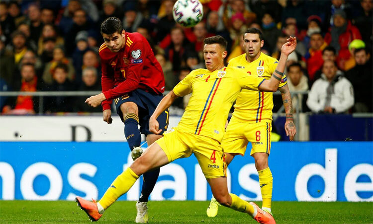 Tây Ban Nha (áo đỏ) quá mạnh so với Romania. Ảnh: Reuters