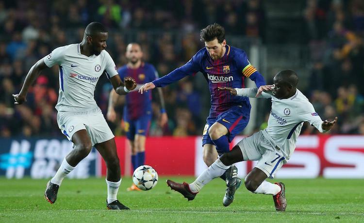 Rudiger (trái) không thể ngăn Messi ghi bàn trong hai lần đối đầu vào năm 2018. Ảnh: Reuters.