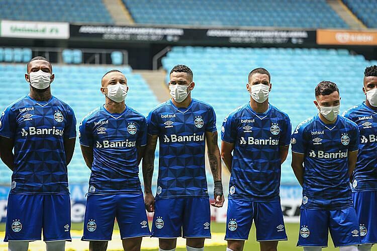 CLB Gremio (Brazil) từng đeo khẩu trang để phản đối việc bị ép thi đấu mùa dịch. Ảnh: AFP.