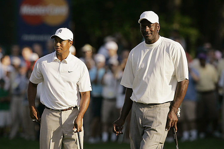 Tiger Woods (trái) và Michael Jordan sau nay trở thành bạn thân. Ảnh: AP.