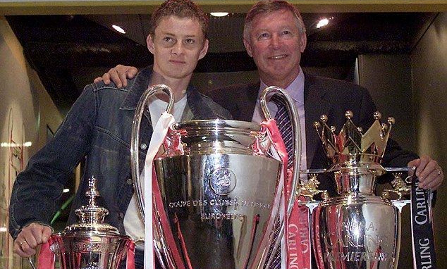 Ferguson và Solskjaer, cầu thủ ghi bàn quyết định vào lưới Bayern, cùng ba danh hiệu năm 1999. Ảnh: Reuters.