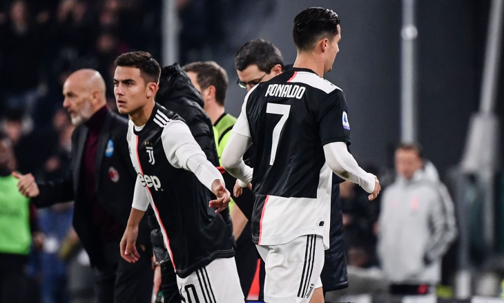 Dybala (trái) mất đặc quyền ghi bàn ở Juventus từ khi Ronaldo xuất hiện. Ảnh: Reuters.