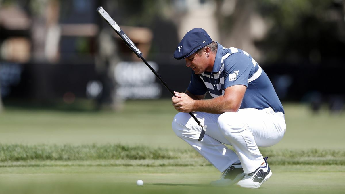 DeChambeau điều nghiên trên green hố 13 vòng cuối Rocket Mortgage Classic hôm 5/7. Ảnh: AP.