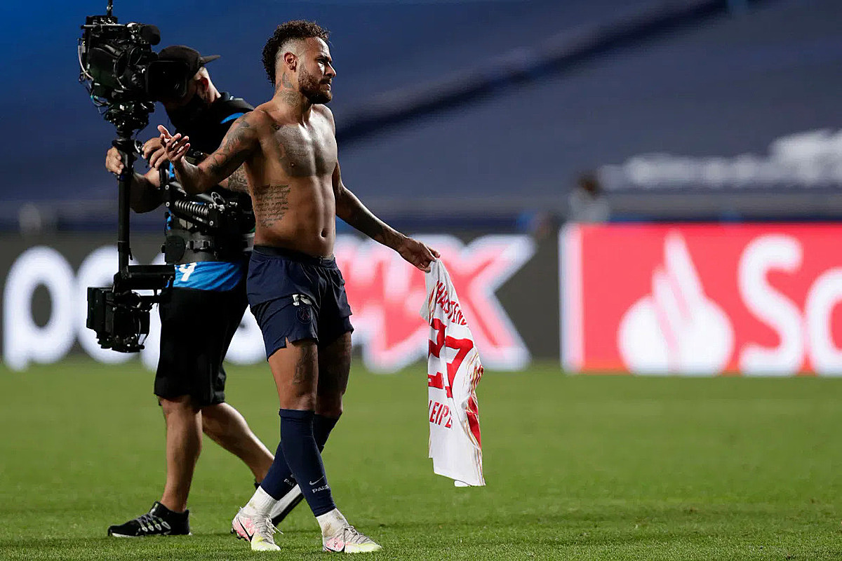 Neymar sau khi đổi áo cho Halstenberg. Ảnh: AP.