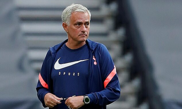 Mourinho phàn nàn khi Tottenham có thể phải chơi tám trận trong 16 ngày. Ảnh: Reuters