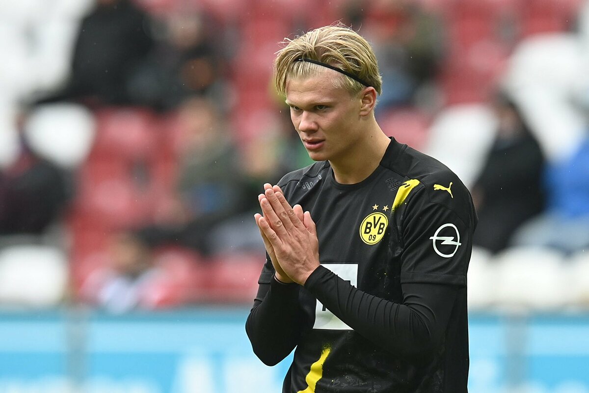 Haaland không giấu ức chế sau một tình huống tấn công hỏng của Dortmund trên sân Augsburg hôm 26/9. Ảnh: BVB.de