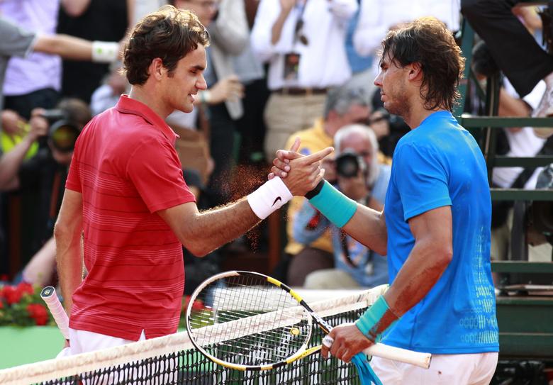 Federer (trái) và Nadal cùng giành được 20 Grand Slam trong sự nghiệp. Ảnh: Reuters.