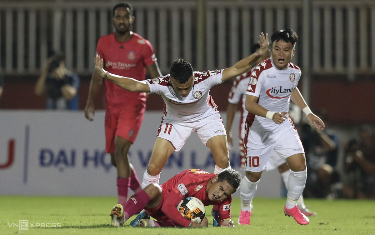 Trận derby hòa TP HCM hôm 19/10 khiến Sài Gòn FC (áo hồng) càng tuột xa khỏi đường đua vô địch. Ảnh: Đức Đồng