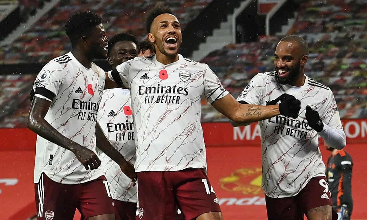 Aubameyang (giữa) có bàn đầu tiên cho Arsenal tại Ngoại hạng Anh, kể từ khi ký hợp đồng mới hồi giữa tháng 9/2020. Ảnh: Reuters.