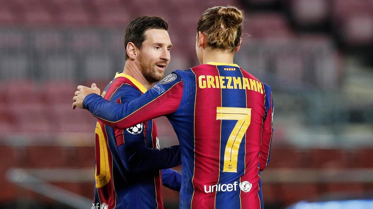 Messi dọn cỗ cho Griezmann ghi bàn trong trận gần nhất của Barca: thắng Betis 5-2. Ảnh: Reuters.
