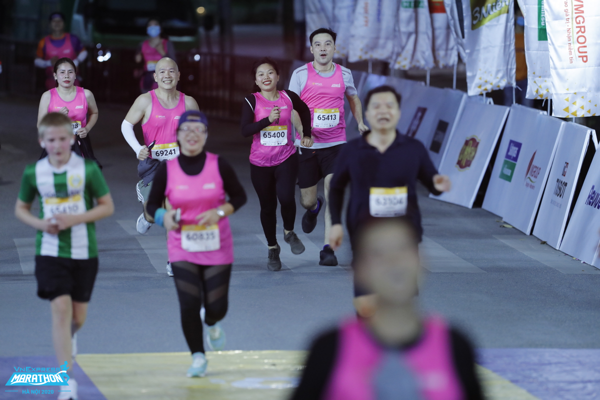 Mr. Vo Hoai Nam and his members ran for 10km to the finish line.