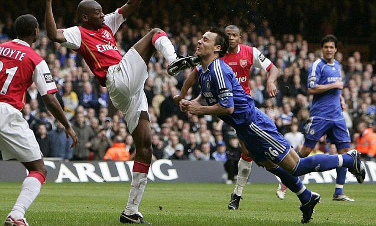 Terry trong tình huống bị Diaby đá trúng mặt, và ngất xỉu ở chung kết Cup Liên đoàn Anh năm 2007. Ảnh: Sport Mail