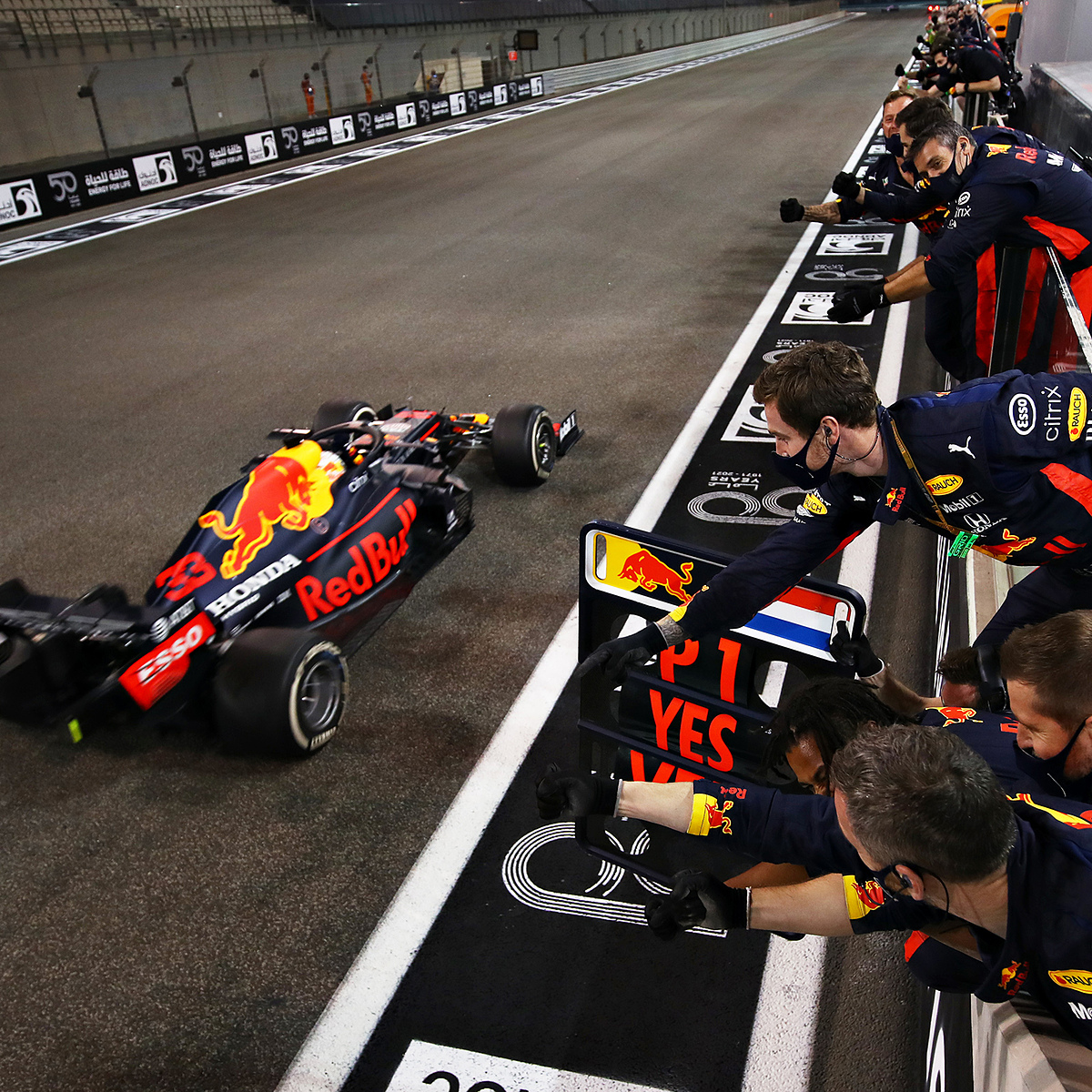 Các kỹ thuật viên Red Bull chúc mừng Verstappen sau khi gà nhà về nhất. Ảnh: Red Bull F1