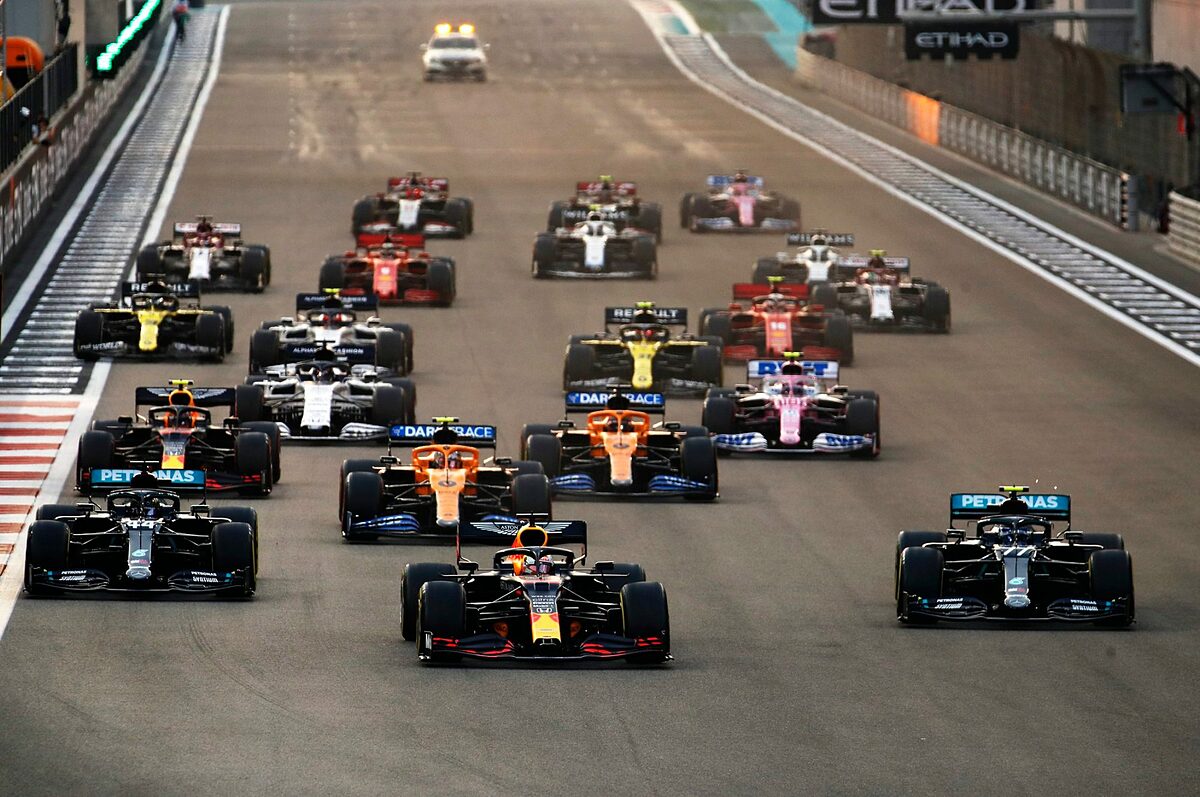 Verstappen duy trì vị thế dẫn đầu từ lúc xuất phát tới lúc cán đích, trong khi nỗ lực của những Bottas (77 - phải) và Hamilton (44 - trái) chỉ dừng lại ở mức giữ chỗ trên podium. Ảnh: F1
