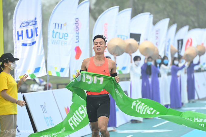 Quang Hòa về nhất chung cuộc VM Huế: Ảnh: VnExpress Marathon.