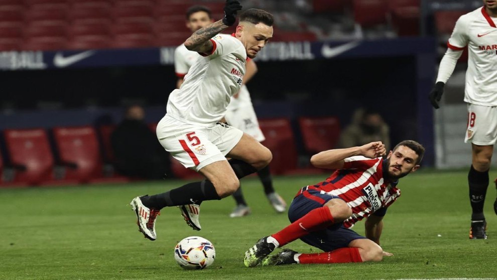 Sevilla (áo trắng) không thể gây bất ngờ trước đội dẫn đầu. Ảnh: Marca.