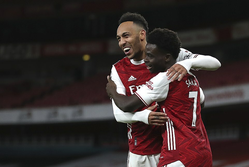 Aubameyang (kiri) merayakan gol dengan Bukayo Saka. Foto: AP.
