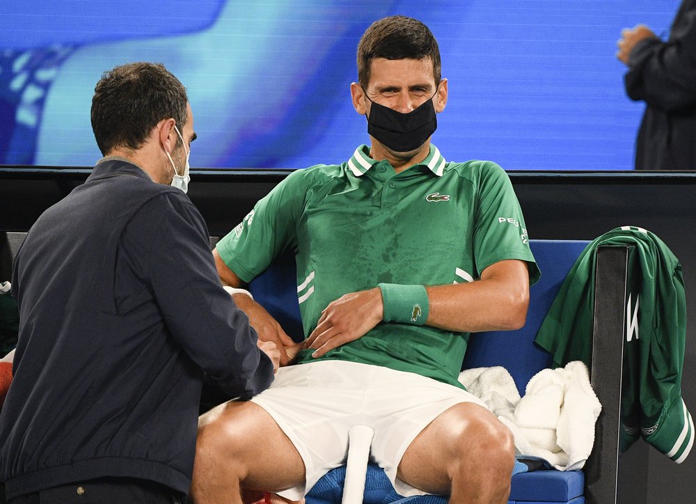 Djokovic bị rách cơ sau nỗ lực cứu bóng. Ảnh: AP.