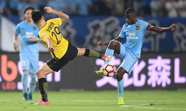 Ramires (kanan) menjuarai Liga Champions bersama Chelsea, menjadi kapten Jiangsu saat klub sedang absen. Foto: REX.