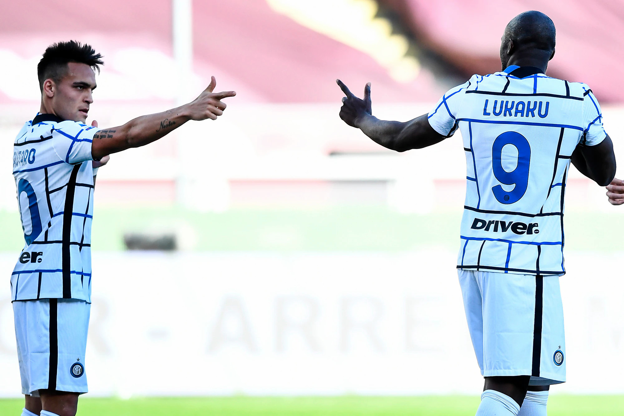Lukaku berbagi kegembiraannya dengan rekan-rekan setimnya usai gol pembuka dari titik penalti pada menit ke-62. Foto: www.imagephotoagency.it