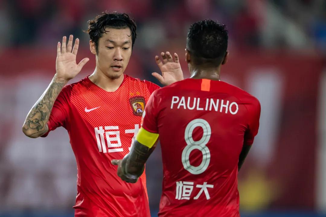 Xu Xin (ซ้าย) ออกจาก Guangzhou FC หลังจาก 5 ปี ภาพ: Xinhua