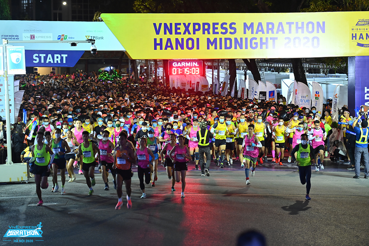 Thousands of people participated in the Hanoi night running tournament in 2020. Photo: VnExpress Marathon.