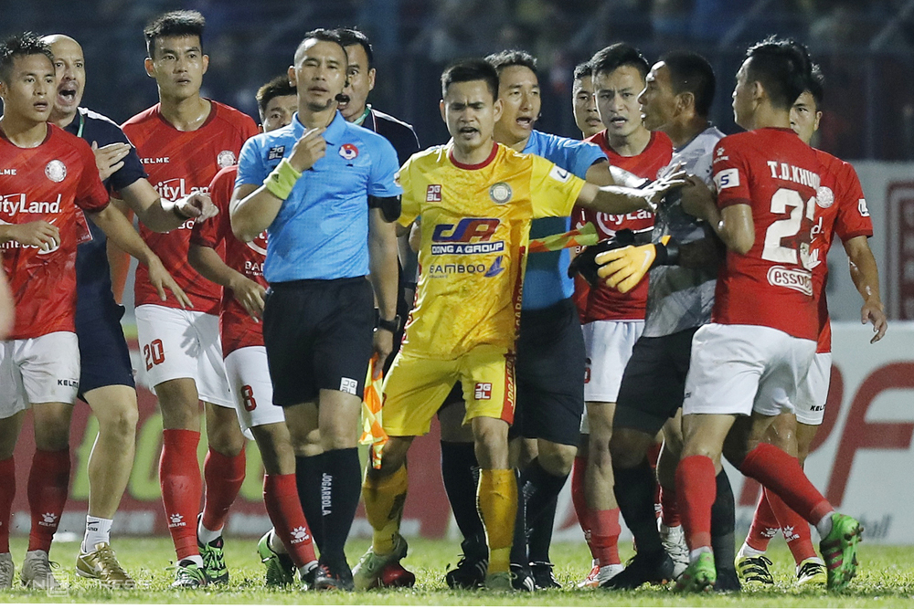Thanh Thang และเพื่อนร่วมทีมของเขารวบรวมผู้ช่วย Nguyen Thanh ในการเสมอกัน 1-1 ที่ Thanh Hoa