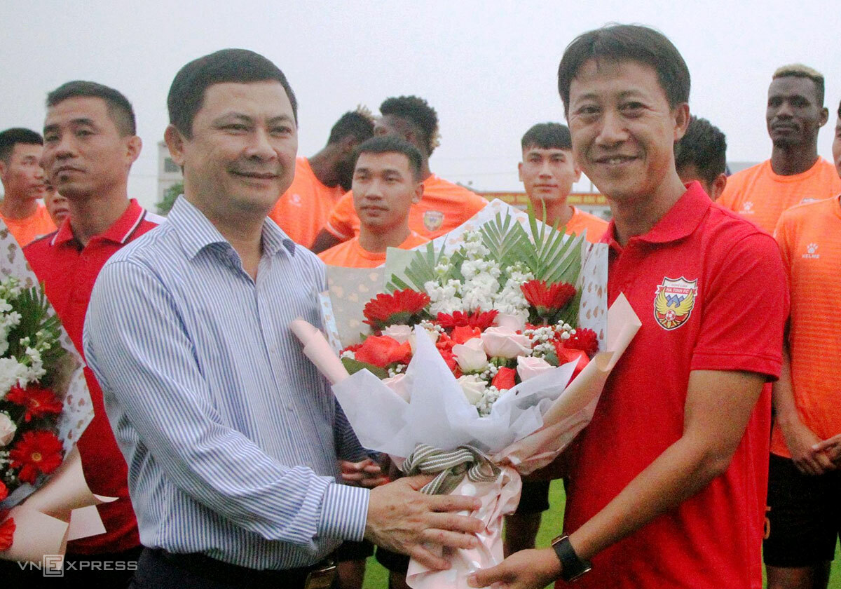 Pelatih Nguyen Thanh Cong dalam upacara pembukaan bersama tim Ha Tinh pada sore hari tanggal 15 April. Foto: Duc Hung