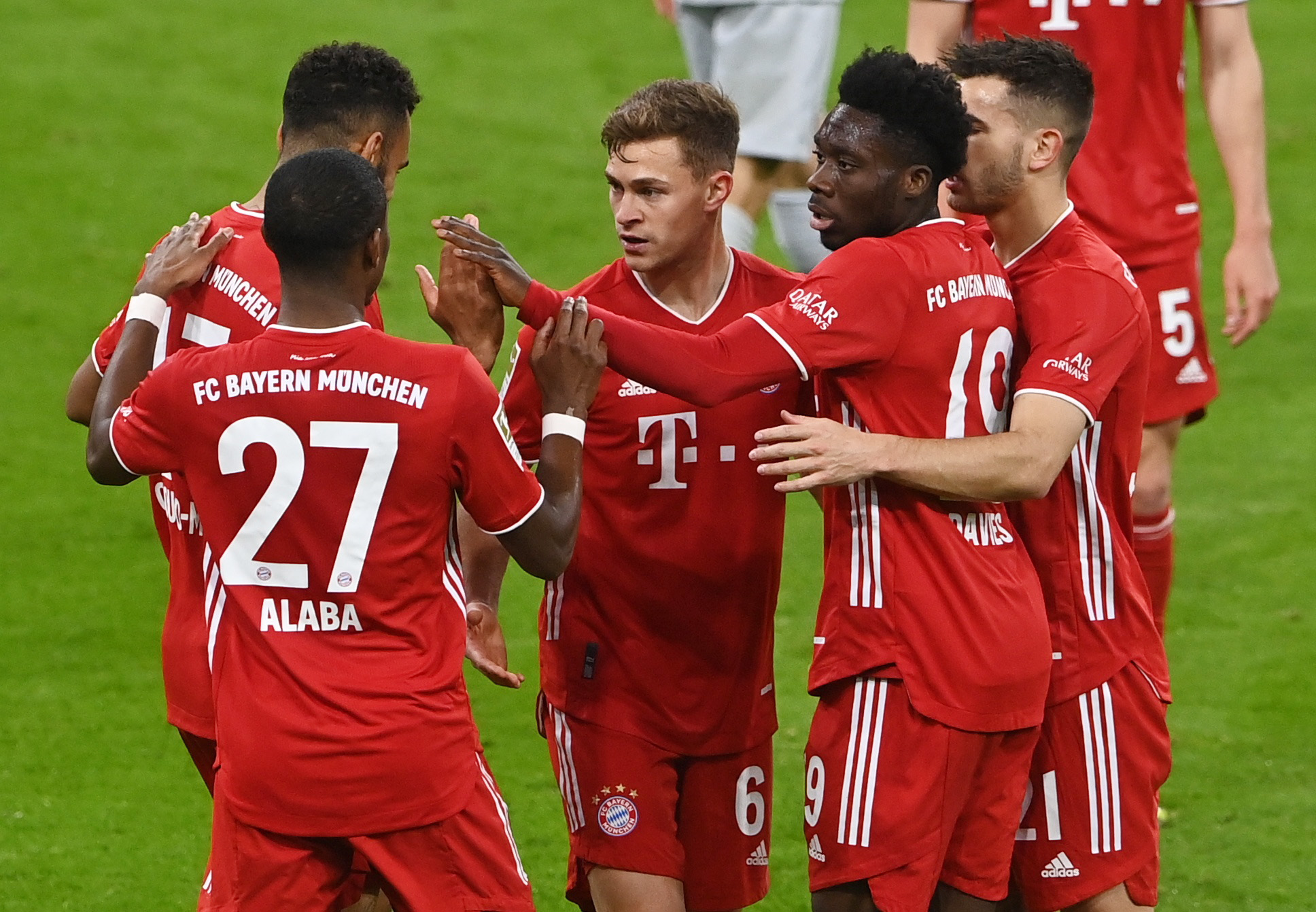 Kimmich (số 6) chia vui cùng các đồng đội Bayern. Ảnh: Reuters.