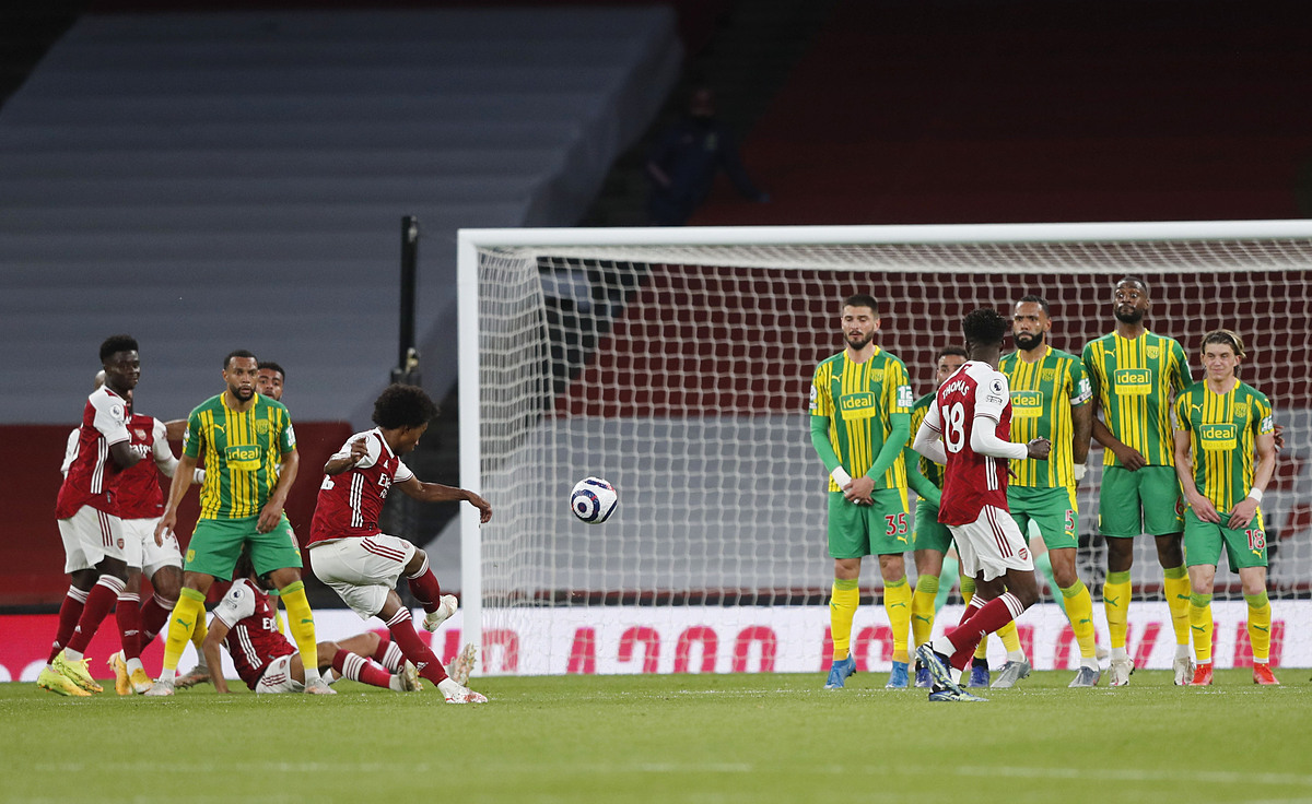 Quả đá phạt thành bàn của Willian. Ảnh: Reuters.