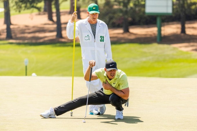 Koepka vẫn chịu vết đau dai dẳng từng khiến anh không thể ngồi xổm ở Masters hồi tháng Ba. Ảnh: Golf Digest