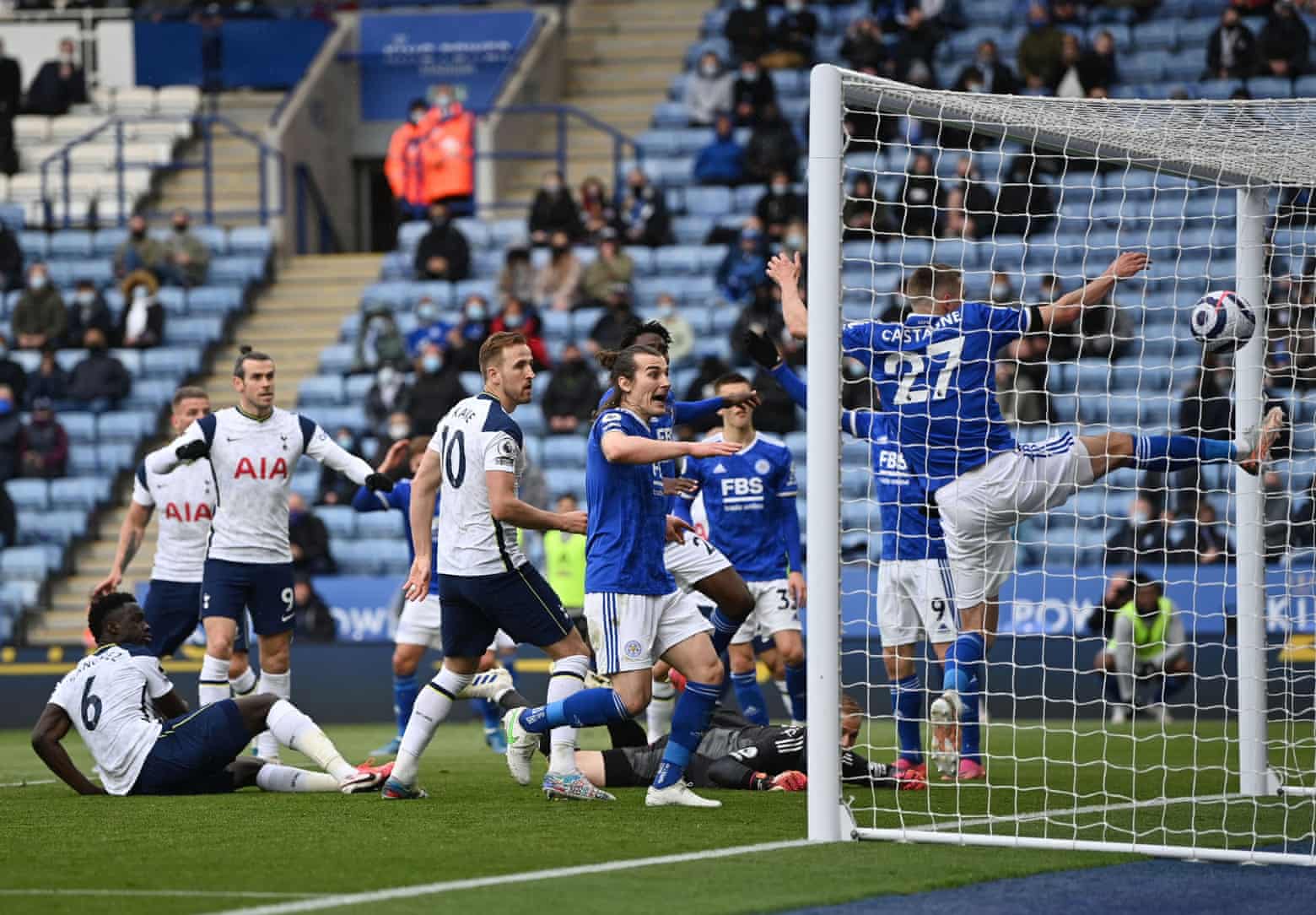 Bàn phản lưới này khiến Leicester vuột tấm vé dự Champions League mùa sau. Ảnh: Reuters