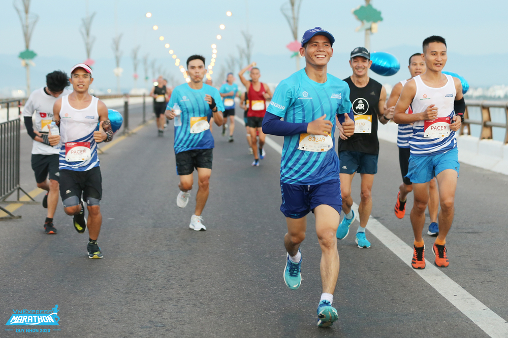 Atlet VM Quy Nhon berlari di jembatan Thi Nai. Foto: VnExpress Marathon.