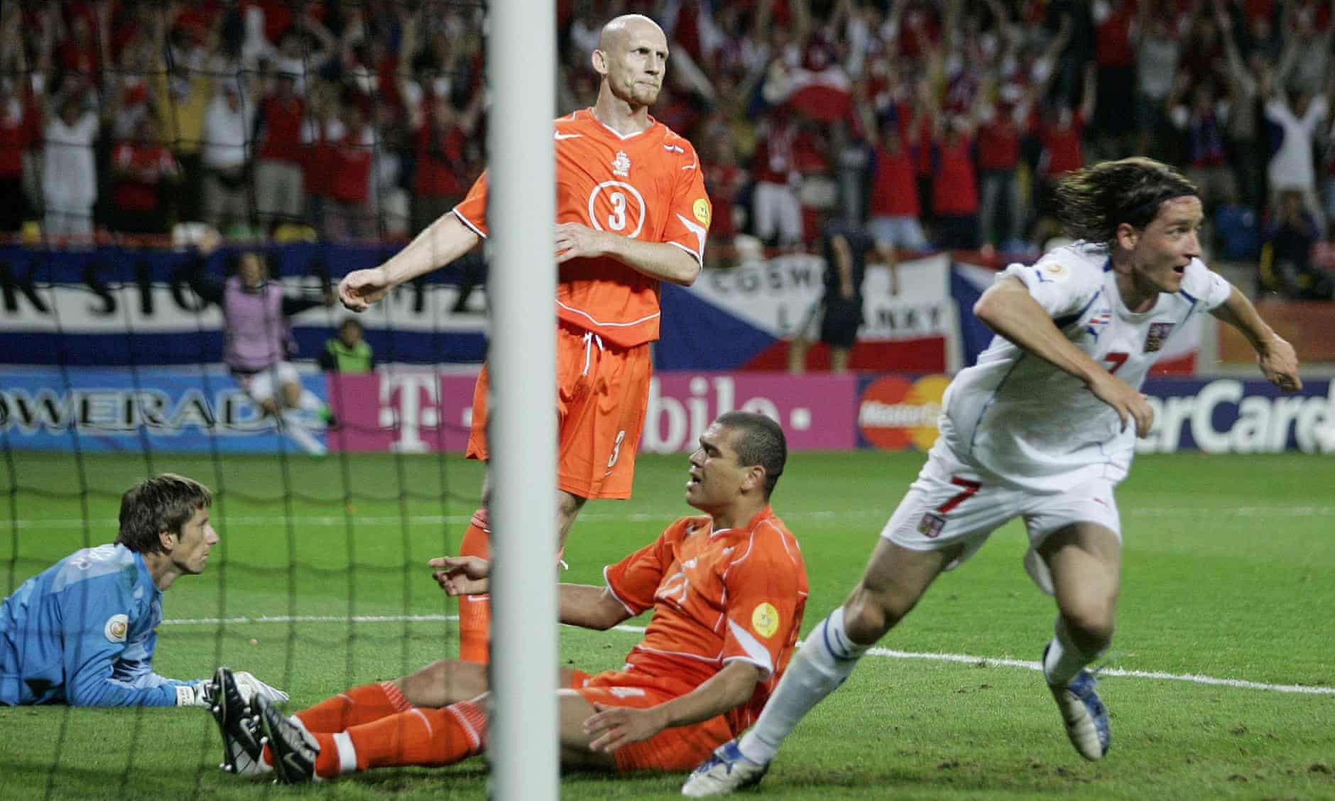 Vladimir Smicer ấn định thắng lợi 3-2 cho CH Czech trước Hà Lan ở vòng bảng Euro 2004. Ảnh: EPA