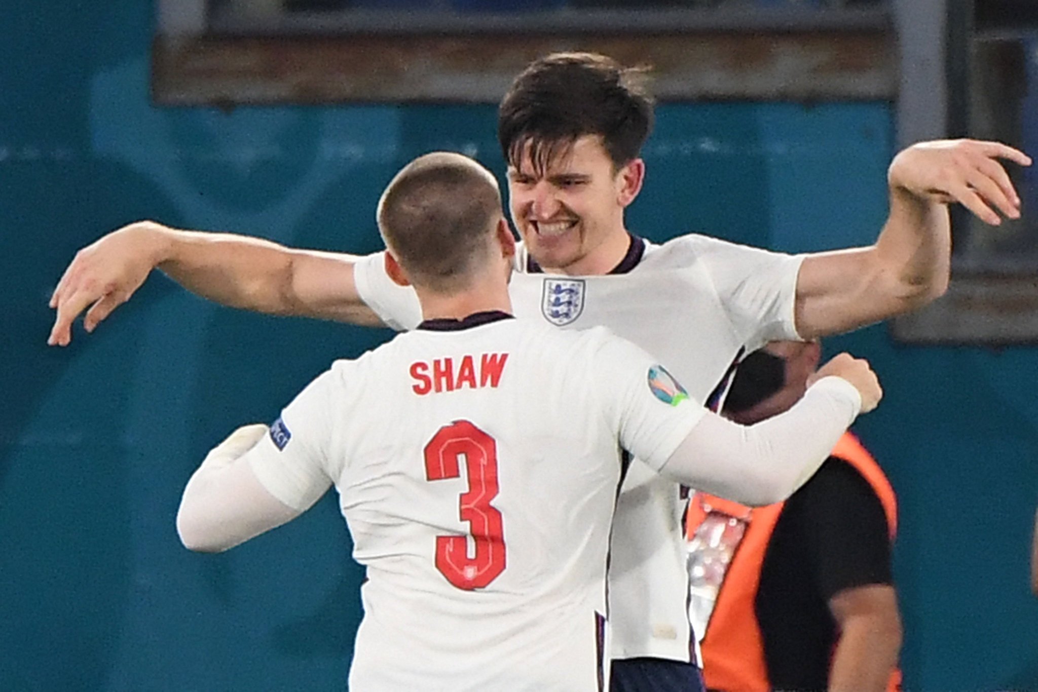 ... rồi chạy đến chia vui với đồng đội. Ảnh: Twitter / England