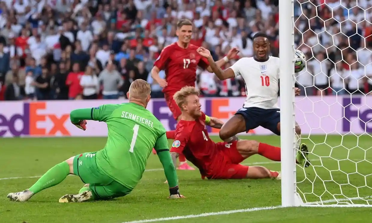 Kjaer đưa bóng về lưới nhà trước sức ép từ Sterling. Ảnh: Reuters.