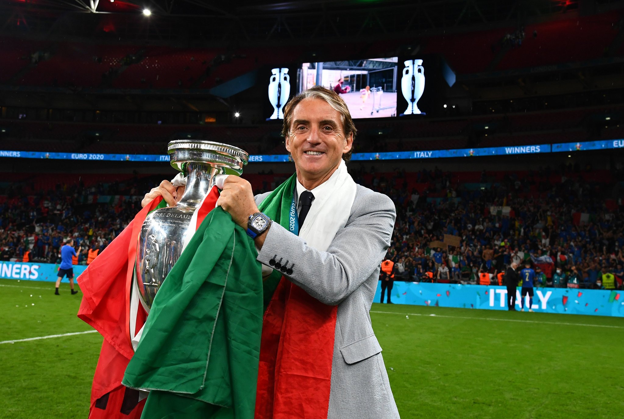 Mancini mừng với chiếc cup vô địch Euro 2021 trên sân Wembley tối 11/7. Ảnh: FIGC