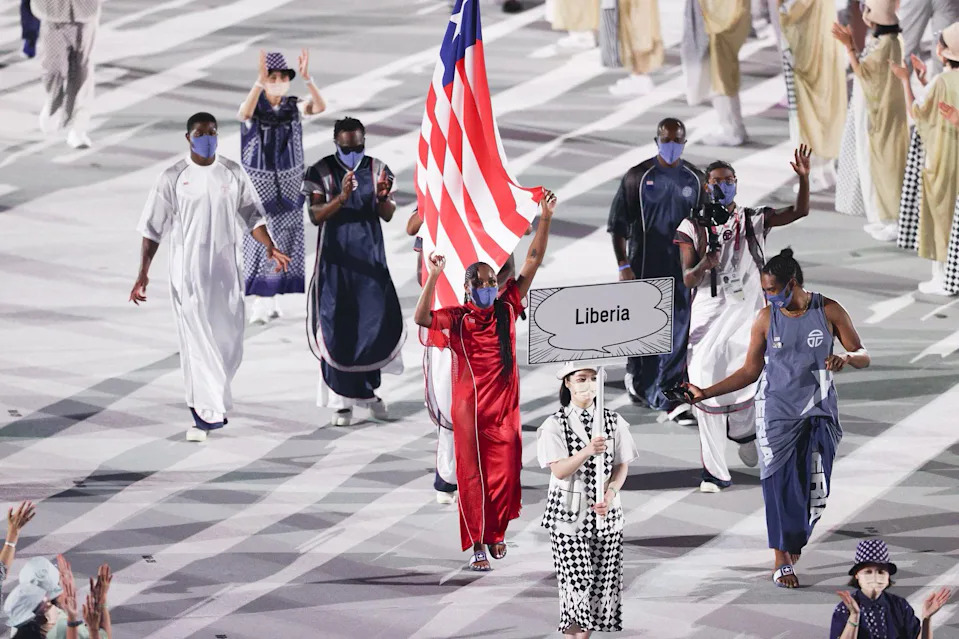 Đoàn VĐV Liberia diễu hành trong lễ khai mạc Olympic Tokyo 2020 với bộ trang phục do Telfar thiết kế. Ảnh: Olympics